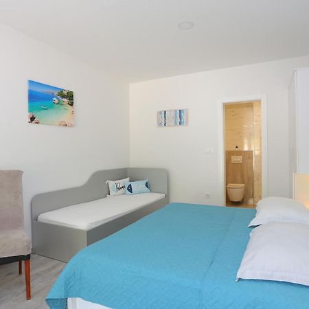 Apartments By The Sea Brela, Makarska - 6688 Bilik gambar