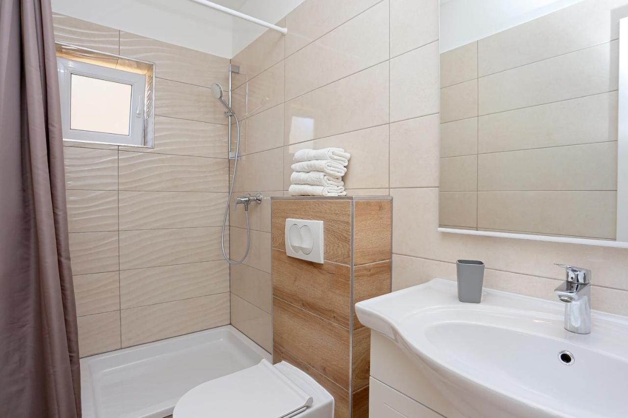 Apartments By The Sea Brela, Makarska - 6688 Luaran gambar