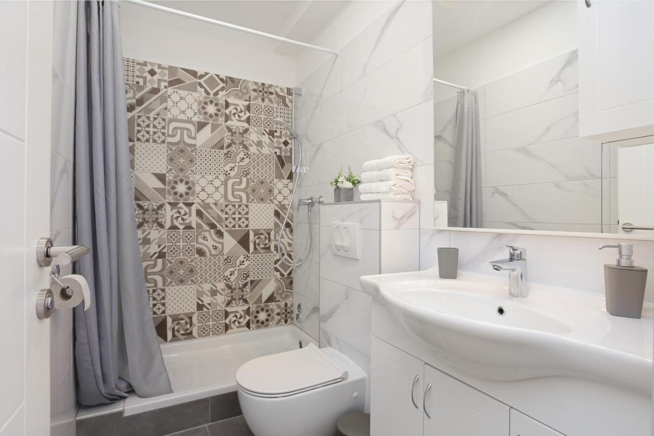 Apartments By The Sea Brela, Makarska - 6688 Luaran gambar