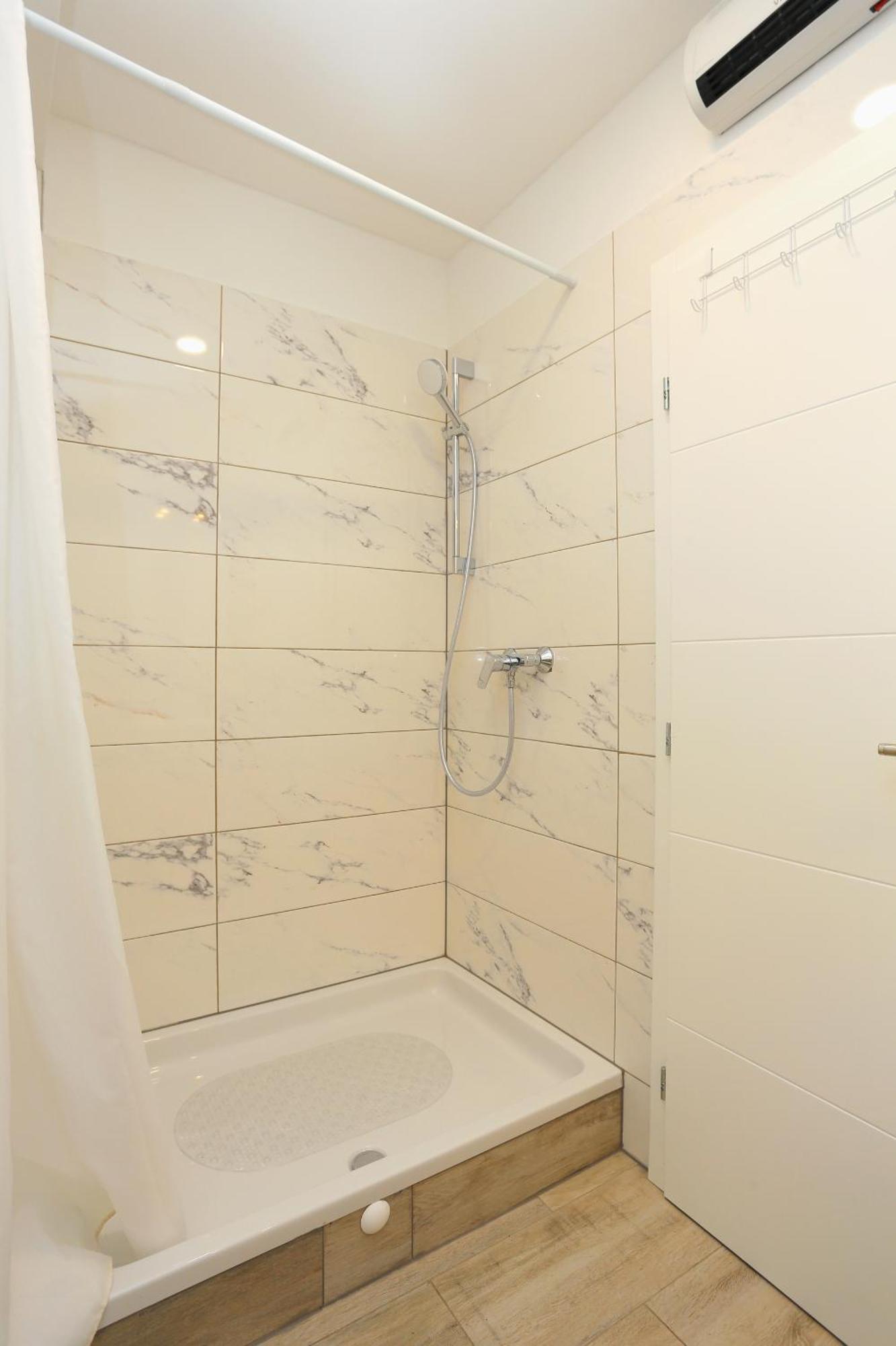 Apartments By The Sea Brela, Makarska - 6688 Bilik gambar