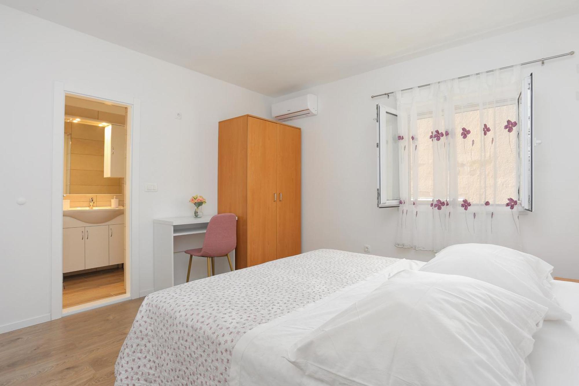 Apartments By The Sea Brela, Makarska - 6688 Bilik gambar